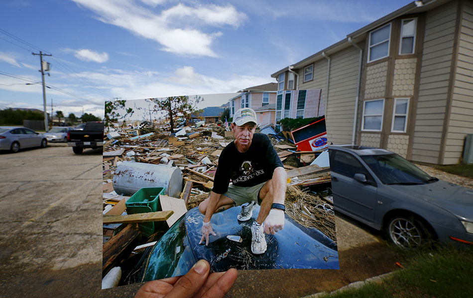Foto dipegang jurugambar memaparkan Michael Rehage sedang duduk di atas keretanya pada 12 September, 2005, sejurus selepas Taufan Katrina melanda. REUTERS/Carlos Barria Foto dipegang jurugambar memaparkan Michael Rehage sedang duduk di atas keretanya pada 12 September, 2005, sejurus selepas Taufan Katrina melanda. REUTERS/Carlos Barria