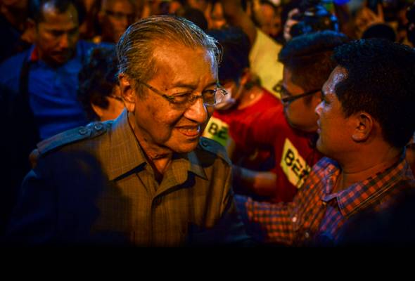 Tun Mahathir dan isteri hadiri Bersih 4 Tun Mahathir dan isteri hadiri Bersih 4