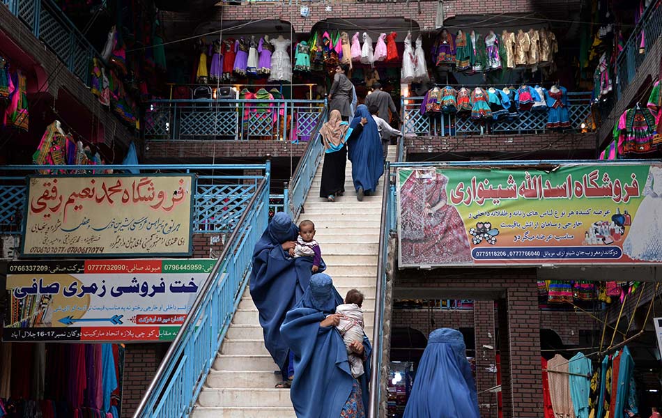Wanita Islam di Afghanistan berjalan di pasar untuk membeli pakaian menjelan perayaan Aidiladha di Jalalabad pada 22 September 2015. Hari Raya Aidiladha, yang juga dikenali sebagai Hari Raya Haji, juga menandakan berakhirnya musim Haji ke Mekah. - Foto AFP/Noorullah Shirzada Wanita Islam di Afghanistan berjalan di pasar untuk membeli pakaian menjelan perayaan Aidiladha di Jalalabad pada 22 September 2015. Hari Raya Aidiladha, yang juga dikenali sebagai Hari Raya Haji, juga menandakan berakhirnya musim Haji ke Mekah. - Foto AFP/Noorullah Shirzada