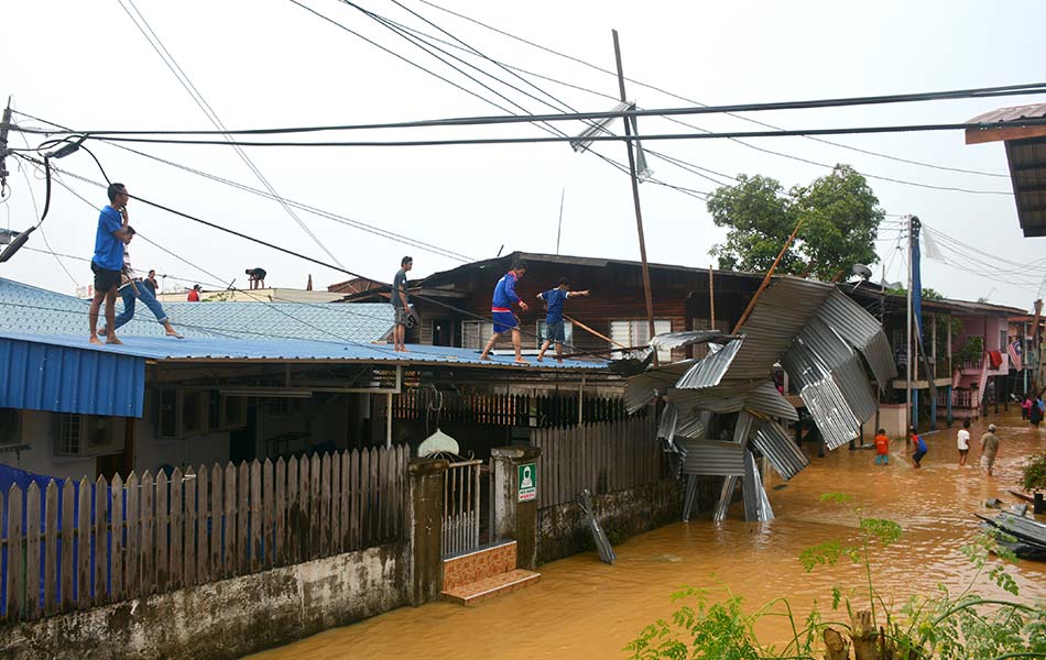 Orang ramai menurunkan bumbung yang diterbangkan angin kencang dalam kejadian kira-kira 2 pagi, Isnin, 14 September, 2015.
Kejadian itu menyebabkan tujuh buah rumah, sebuah bengkel kereta dan sebuah kedai di Jalan Bunga Raya mengalami kerosakan pada bahagian bumbung. - Foto BERNAMA Orang ramai menurunkan bumbung yang diterbangkan angin kencang dalam kejadian kira-kira 2 pagi, Isnin, 14 September, 2015.
Kejadian itu menyebabkan tujuh buah rumah, sebuah bengkel kereta dan sebuah kedai di Jalan Bunga Raya mengalami kerosakan pada bahagian bumbung. - Foto BERNAMA