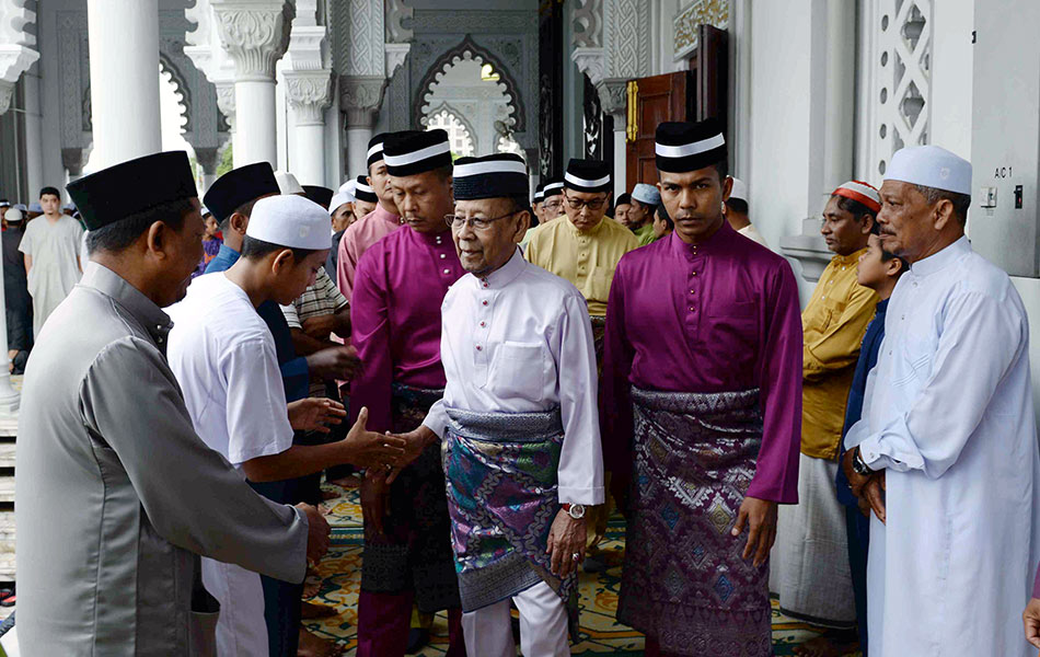 Yang di-Pertuan Agong Tuanku Abdul Halim Mu'adzam Shah bersalaman dengan orang ramai ketika tiba untuk menunaikan solat sunat Aidiladha di Masjid Zahir pada 24 September, 2015. - fotoBERNAMA(2015) Yang di-Pertuan Agong Tuanku Abdul Halim Mu'adzam Shah bersalaman dengan orang ramai ketika tiba untuk menunaikan solat sunat Aidiladha di Masjid Zahir pada 24 September, 2015. - fotoBERNAMA(2015)