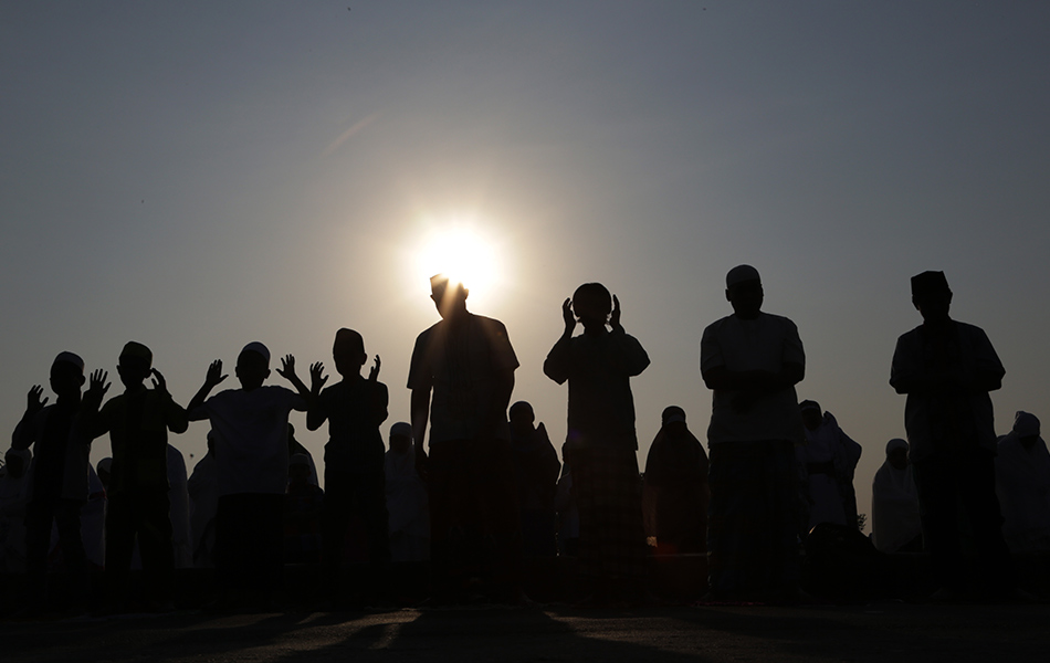 Umat Islam menunaikan sembahyang subuh sempena sambutan Hari Raya Aidiladha di Jakarts, Indonesia pada 24 September, 2015. - Foto AP /Achmad Ibrahim Umat Islam menunaikan sembahyang subuh sempena sambutan Hari Raya Aidiladha di Jakarts, Indonesia pada 24 September, 2015. - Foto AP /Achmad Ibrahim