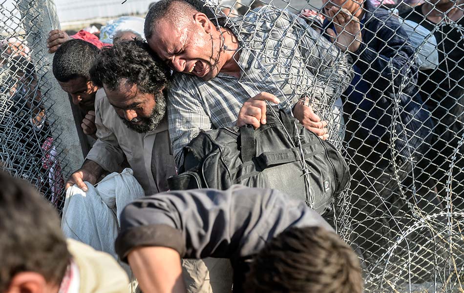 Warga Syria menceroboh pagar di sempadan Turki kerana mahu lari dari peperangan di negara mereka. Gambar diambil di Akcakale, wilayah Sanliurfa pada 14 Jun, 2015. AFP PHOTO / BULENT KILIC Warga Syria menceroboh pagar di sempadan Turki kerana mahu lari dari peperangan di negara mereka. Gambar diambil di Akcakale, wilayah Sanliurfa pada 14 Jun, 2015. AFP PHOTO / BULENT KILIC