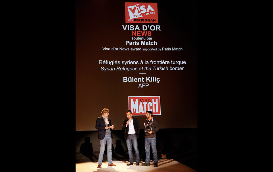 Siri imej yang diambil Bulent Kilic digunakan di muka-muka hadapan akhbar-akhbar dan laman-laman web utama serata dunia. AFP PHOTO / VISA POUR L'IMAGE / MAZEN SAGGAR Siri imej yang diambil Bulent Kilic digunakan di muka-muka hadapan akhbar-akhbar dan laman-laman web utama serata dunia. AFP PHOTO / VISA POUR L'IMAGE / MAZEN SAGGAR