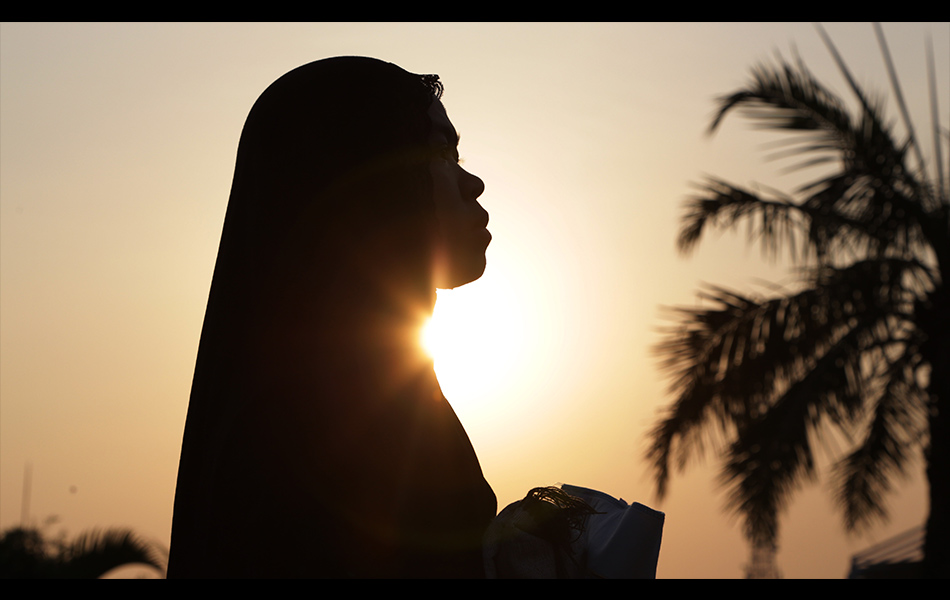 Seorang wanita Islam menghadiri sembahyang subuh sempena sambutan Hari Raya Aidiladha di Jakarta, Indonesia, pada 24 September, 2015. Foto AP/Achmad Ibrahim Seorang wanita Islam menghadiri sembahyang subuh sempena sambutan Hari Raya Aidiladha di Jakarta, Indonesia, pada 24 September, 2015. Foto AP/Achmad Ibrahim