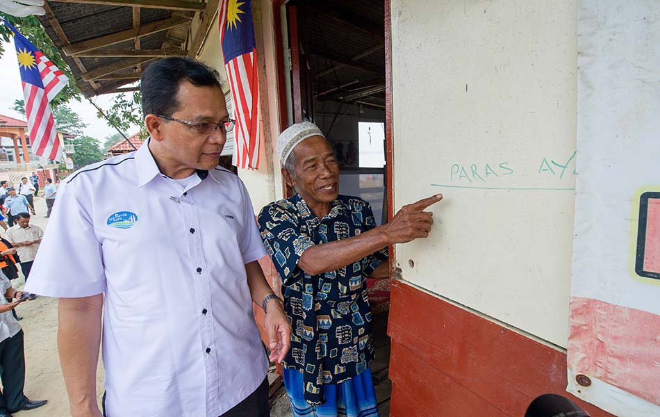 Timbalan Menteri Sumber Asli dan Alam Sekitar Datuk Hamim Samuri (kiri) bersama penggiat seni wayang kulit Pak Yusoff (kanan) menunjukkan paras air banjir yang melanda pada tahun 2014 di Kampung Laut Dua, Kota Baharu sempena Program Menyusuri Sungai Kelantan pada Khamis, 17 September, 2015. - Foto BERNAMA Timbalan Menteri Sumber Asli dan Alam Sekitar Datuk Hamim Samuri (kiri) bersama penggiat seni wayang kulit Pak Yusoff (kanan) menunjukkan paras air banjir yang melanda pada tahun 2014 di Kampung Laut Dua, Kota Baharu sempena Program Menyusuri Sungai Kelantan pada Khamis, 17 September, 2015. - Foto BERNAMA