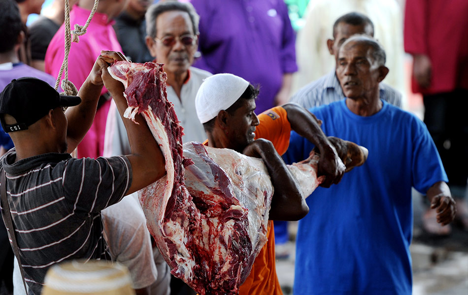 Sukarelawan Masjid Negeri membawa daging lembu ke tempat pengagihan selepas majlis korban di Masjid Negeri sempena Aidiladha pada 24 September, 2015. - fotoBERNAMA (2015) Sukarelawan Masjid Negeri membawa daging lembu ke tempat pengagihan selepas majlis korban di Masjid Negeri sempena Aidiladha pada 24 September, 2015. - fotoBERNAMA (2015)