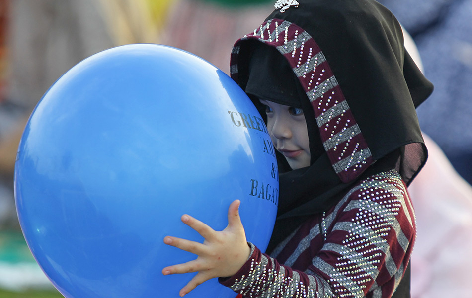Seorang kanak-kanak perempuan memegang belon ketika sambutan hari raya Aidiladha di Luneta Park, Manila, Filipina pada 24 September, 2015. - EPA/MARK R. CRISTINO Seorang kanak-kanak perempuan memegang belon ketika sambutan hari raya Aidiladha di Luneta Park, Manila, Filipina pada 24 September, 2015. - EPA/MARK R. CRISTINO