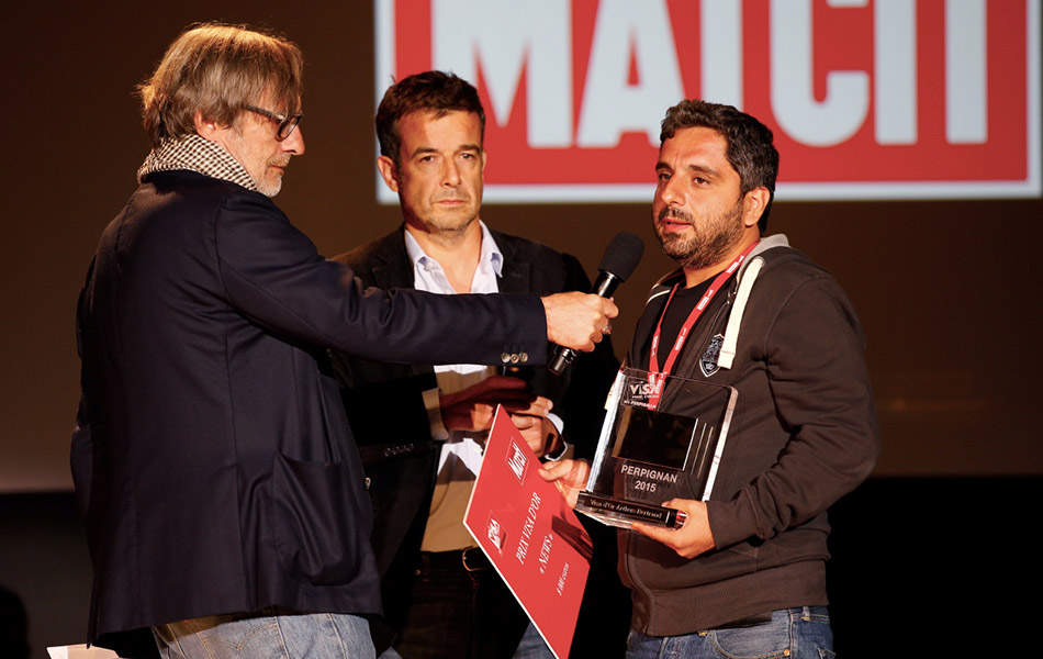 Imej diambil pada 5 September, 2015 diedarkan oleh Visa pour l'Image menunjukkan jurugambar Agence France-Presse (AFP) Bulent Kilic (kanan), bersama pengarah festival Jean-Francois Leroy (kiri) dan pengarang foto Paris match, Romain Lacroix (tengah), menerima anugerah Visa d'Or News untuk imej-imej pelarian Syria di sempadan Turki. Festival berprestif itu diadakan di Perpignan, Perancis. AFP PHOTO / VISA POUR L'IMAGE / MAZEN SAGGAR Imej diambil pada 5 September, 2015 diedarkan oleh Visa pour l'Image menunjukkan jurugambar Agence France-Presse (AFP) Bulent Kilic (kanan), bersama pengarah festival Jean-Francois Leroy (kiri) dan pengarang foto Paris match, Romain Lacroix (tengah), menerima anugerah Visa d'Or News untuk imej-imej pelarian Syria di sempadan Turki. Festival berprestif itu diadakan di Perpignan, Perancis. AFP PHOTO / VISA POUR L'IMAGE / MAZEN SAGGAR