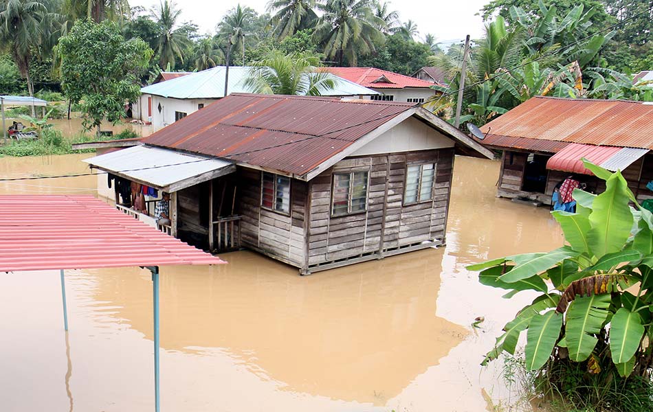 Kira-kira 600 buah rumah melibatkan lebih 1,000 penduduk lapan buah kampung sekitar Changlun mengalami banjir selepas hujan lebat turun sejak dua hari lalu di kampung-kampung berkenaan. Antara kampung terlibat Paya Nomi, Belukar, Rantau, Pekan Changlun, Kampung Sungai Petani, Taman Rasa Sayang, Bendang Ceruk dan Padang Pasir. - Foto BERNAMA Kira-kira 600 buah rumah melibatkan lebih 1,000 penduduk lapan buah kampung sekitar Changlun mengalami banjir selepas hujan lebat turun sejak dua hari lalu di kampung-kampung berkenaan. Antara kampung terlibat Paya Nomi, Belukar, Rantau, Pekan Changlun, Kampung Sungai Petani, Taman Rasa Sayang, Bendang Ceruk dan Padang Pasir. - Foto BERNAMA