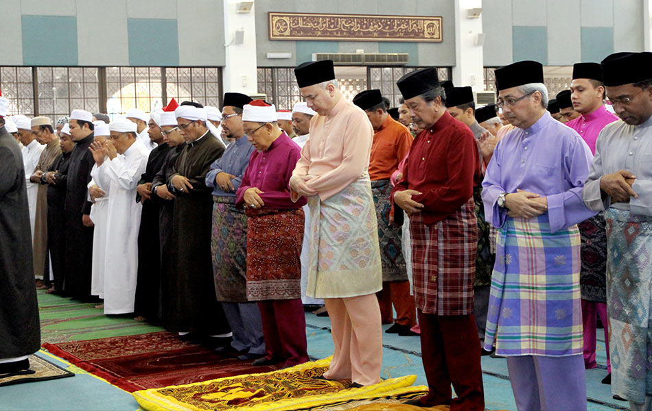 Sultan Perak Sultan Nazrin Shah (empat, kanan) berangkat menunaikan Solat Sunat Aidiladha di Masjid Sultan Azlan Shah Ipoh pada 24 September, 2015. Turut berangkat ke majlis tersebut adalah Raja Muda Perak Raja Jaafar Raja Muda Musa (tiga, kanan) dan Raja Di Hilir Perak Raja Iskandar Dzulkarnain Sultan Idris Shah (dua, kanan). Turut hadir Menteri Besar Perak, Datuk Seri Dr Zambry Abdul Kadir (kanan). - fotoBERNAMA (2015) Sultan Perak Sultan Nazrin Shah (empat, kanan) berangkat menunaikan Solat Sunat Aidiladha di Masjid Sultan Azlan Shah Ipoh pada 24 September, 2015. Turut berangkat ke majlis tersebut adalah Raja Muda Perak Raja Jaafar Raja Muda Musa (tiga, kanan) dan Raja Di Hilir Perak Raja Iskandar Dzulkarnain Sultan Idris Shah (dua, kanan). Turut hadir Menteri Besar Perak, Datuk Seri Dr Zambry Abdul Kadir (kanan). - fotoBERNAMA (2015)