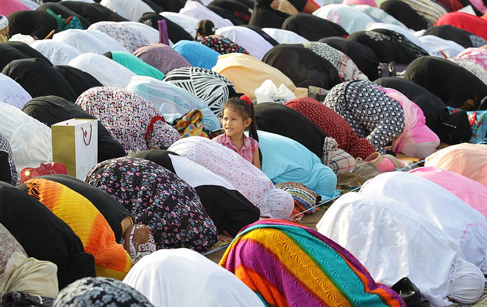 Umat Islam di Filipina menghadiri solat subah sempena sambutan Hari Raya Aidiladha di Luneta park di Manila, Filipina pada 24 September, 2015. - EPA/MARK R. CRISTINO Umat Islam di Filipina menghadiri solat subah sempena sambutan Hari Raya Aidiladha di Luneta park di Manila, Filipina pada 24 September, 2015. - EPA/MARK R. CRISTINO