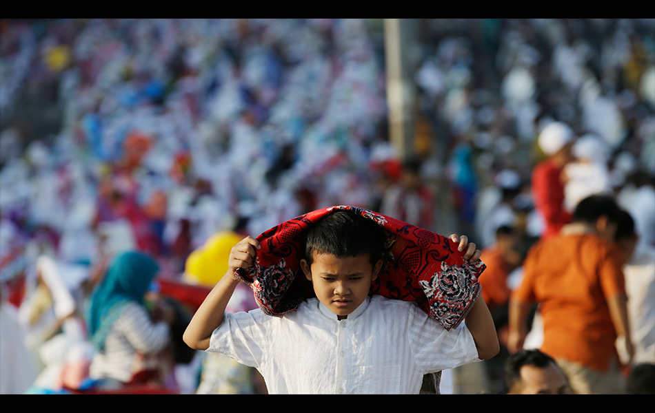 Seorang kanak-kanak lelaki berjalan selepas menunaikan sembahyang subuh sempena sambutan Hari Raya Aidiladha di Jakarta, Indonesia pada 24 September, 2015. - Foto AP/Achmad Ibrahim Seorang kanak-kanak lelaki berjalan selepas menunaikan sembahyang subuh sempena sambutan Hari Raya Aidiladha di Jakarta, Indonesia pada 24 September, 2015. - Foto AP/Achmad Ibrahim