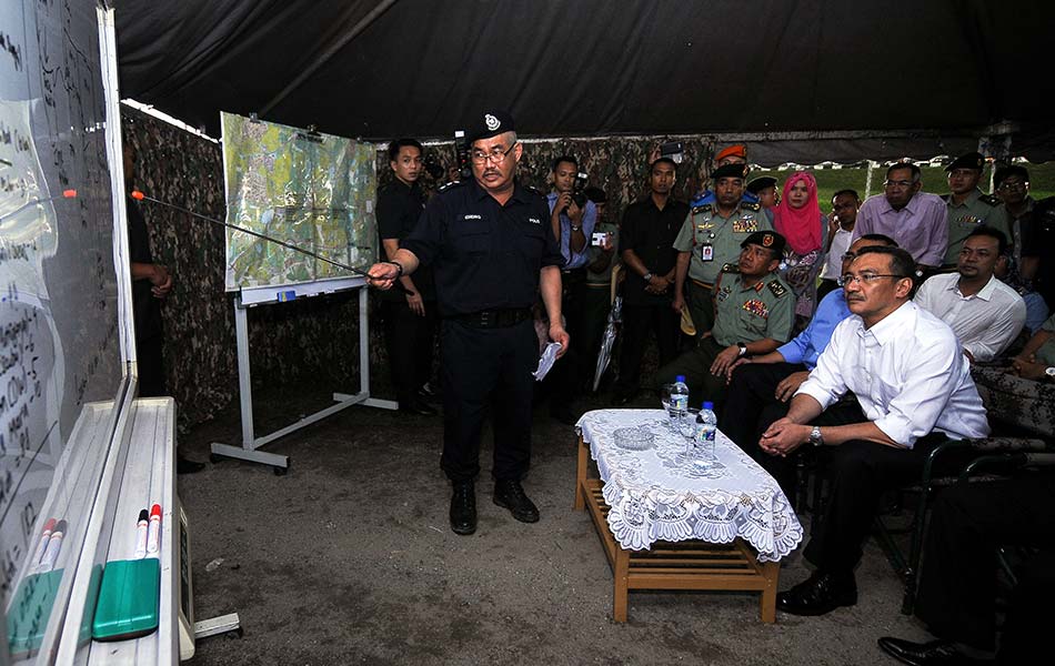 KUALA LUMPUR, 1 Dis - Menteri Pertahanan Datuk Seri Hishammuddin Tun Hussein (kanan) mendengar penerangan Ketua Polis Daerah Cheras, ACP Chong Kok Sin (kiri) mengenai operasi mencari dan menyelamat tiga kanak-kanak dipercayai mati lemas di Kem Perdana Sungai Besim, Selasa. - fotoBERNAMA (2015) KUALA LUMPUR, 1 Dis - Menteri Pertahanan Datuk Seri Hishammuddin Tun Hussein (kanan) mendengar penerangan Ketua Polis Daerah Cheras, ACP Chong Kok Sin (kiri) mengenai operasi mencari dan menyelamat tiga kanak-kanak dipercayai mati lemas di Kem Perdana Sungai Besim, Selasa. - fotoBERNAMA (2015)