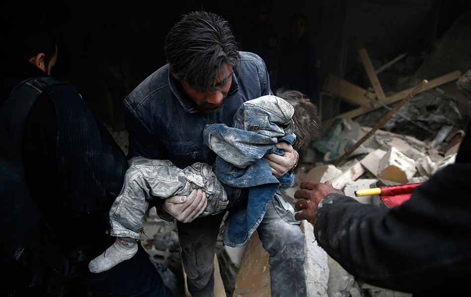 Seorang lelaki warga Syria membantu mengeluarkan seorang kanak-kanak dari sebuah runtuhan bangunan yang musnah akibat serangan udara di Babdar Douma, yang merupakan sebuah kubu kuat pemberontak di Damsyik, pada 10 Januari 2016. / AFP / SAMEER AL-DOUMY Seorang lelaki warga Syria membantu mengeluarkan seorang kanak-kanak dari sebuah runtuhan bangunan yang musnah akibat serangan udara di Babdar Douma, yang merupakan sebuah kubu kuat pemberontak di Damsyik, pada 10 Januari 2016. / AFP / SAMEER AL-DOUMY