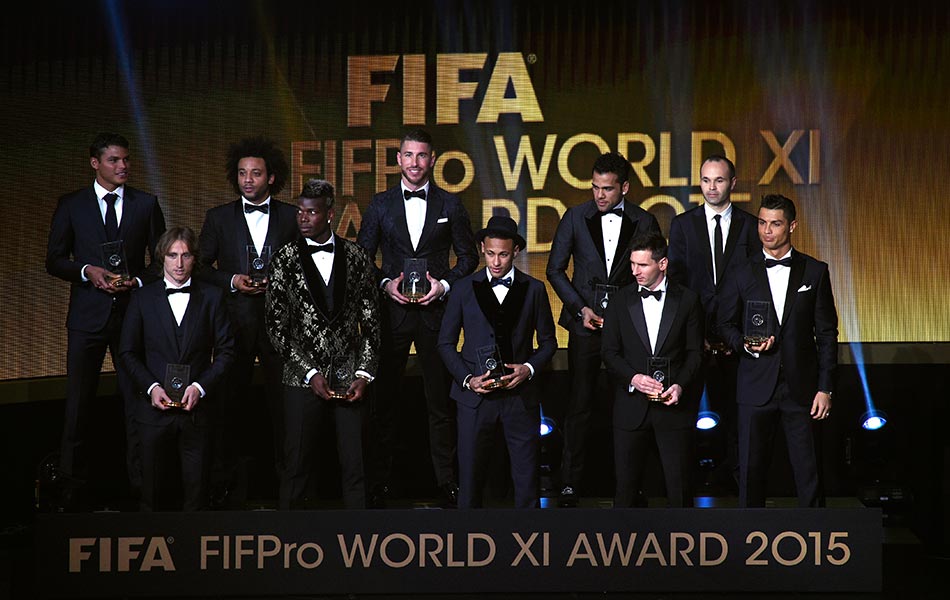 Dari kiri, Defender dari Brazil dan Paris Saint-Germain Thiago Silva, pemain tengah dari Croatia dan Real Madrid Luka Modric, defender dari Brazil dan Real Madrid Marcelo, pemain tengah Perancis dan Juventus Paul Pogba, defender dari Sepanyol dan Real Madrid Sergio Ramos, penyerang dari Brazil dan FC Barcelona Neymar, defender dari Brazil dan FC Barcelona Dani Alves, penyerang dari Argentina dan FC Barcelona Lionel Messi, pemain tengah dari Sepanyol dan FC Barcelona Andres Iniesta dan penyerang dari Portugal dan Real Madrid Cristiano Ronaldo berdiri di atas pentas setelah dipilih untuk FIFA FIFPro World XI 2015 di Majlis Anugerah FIFA Ballon d'Or 2015 di Kongresshaus, Zurich pada 11 Januari 2016. AFP PHOTO / OLIVIER MORIN Dari kiri, Defender dari Brazil dan Paris Saint-Germain Thiago Silva, pemain tengah dari Croatia dan Real Madrid Luka Modric, defender dari Brazil dan Real Madrid Marcelo, pemain tengah Perancis dan Juventus Paul Pogba, defender dari Sepanyol dan Real Madrid Sergio Ramos, penyerang dari Brazil dan FC Barcelona Neymar, defender dari Brazil dan FC Barcelona Dani Alves, penyerang dari Argentina dan FC Barcelona Lionel Messi, pemain tengah dari Sepanyol dan FC Barcelona Andres Iniesta dan penyerang dari Portugal dan Real Madrid Cristiano Ronaldo berdiri di atas pentas setelah dipilih untuk FIFA FIFPro World XI 2015 di Majlis Anugerah FIFA Ballon d'Or 2015 di Kongresshaus, Zurich pada 11 Januari 2016. AFP PHOTO / OLIVIER MORIN