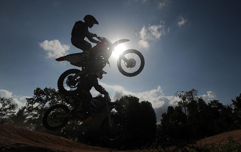 Penunggang motosikal bersaing dalam perlumbaan 'Motocross' di gelanggang lumba kuda daerah Yi Ngor di wilayah selatan Thailand, Narathiwat pada 10 Januari 2016. Pertandingan ini termasuk pasukan dari Thailand, Malaysia dan Singapura. AFP PHOTO / MADAREE TOHLALA Penunggang motosikal bersaing dalam perlumbaan 'Motocross' di gelanggang lumba kuda daerah Yi Ngor di wilayah selatan Thailand, Narathiwat pada 10 Januari 2016. Pertandingan ini termasuk pasukan dari Thailand, Malaysia dan Singapura. AFP PHOTO / MADAREE TOHLALA