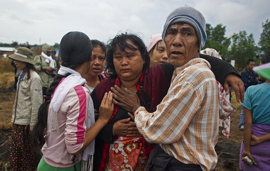 Penduduk menenangkan seorang wanita selepas pihak berkuasa merobohkan rumah-rumah di kawasan setinggan di pinggir Yangon pada 26 Januari 2016. AFP / Ye Aung THU Penduduk menenangkan seorang wanita selepas pihak berkuasa merobohkan rumah-rumah di kawasan setinggan di pinggir Yangon pada 26 Januari 2016. AFP / Ye Aung THU