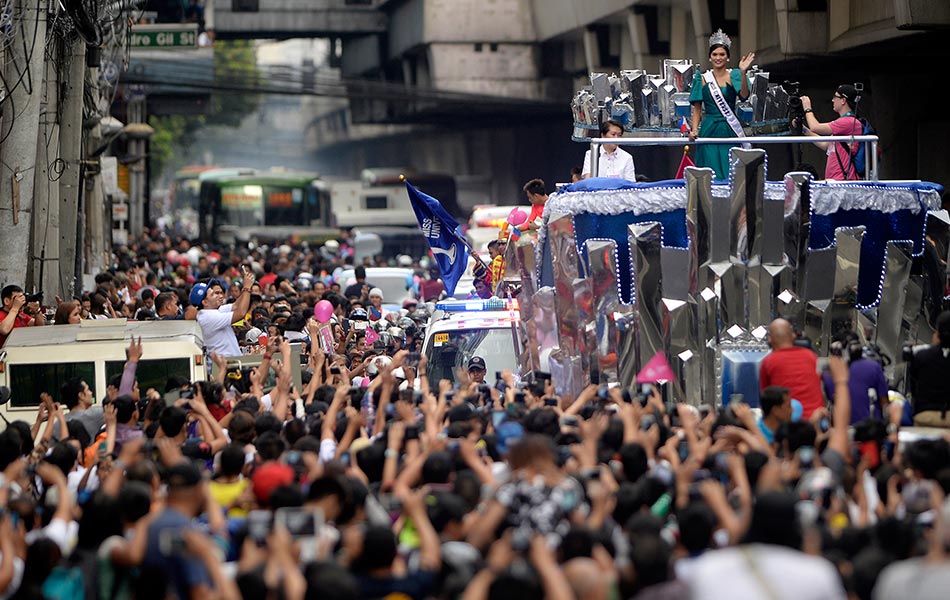 Ratu Cantik Pia Alonzo Wurtzbach melambai ke arah peminat semasa perarakan bersempena kepulangannya di Manila pada 25 Januari 2016. AFP / NOEL CELIS Ratu Cantik Pia Alonzo Wurtzbach melambai ke arah peminat semasa perarakan bersempena kepulangannya di Manila pada 25 Januari 2016. AFP / NOEL CELIS