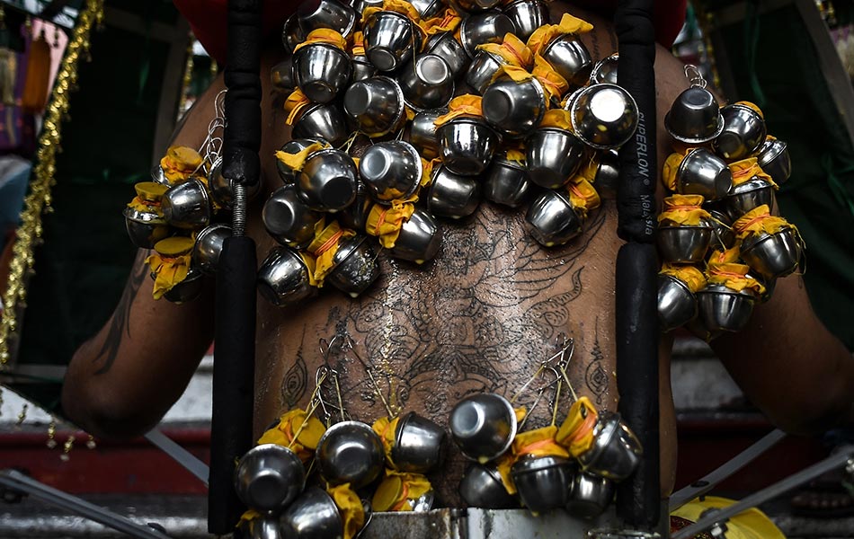 Seorang penyembah Hindu Malaysia, Bala, 30, berjalan ke Batu Caves dengan periuk kecil dicangkuk di belakang badannya semasa sambutan perayaan Thaipusam di Batu Caves, Selangor, pada 24 Januari 2016. AFP / MANAN VATSYAYANA Seorang penyembah Hindu Malaysia, Bala, 30, berjalan ke Batu Caves dengan periuk kecil dicangkuk di belakang badannya semasa sambutan perayaan Thaipusam di Batu Caves, Selangor, pada 24 Januari 2016. AFP / MANAN VATSYAYANA