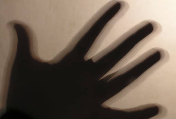 Ditampar, diterajang abang sendiri kerana lindungi ibu Ditampar, diterajang abang sendiri kerana lindungi ibu