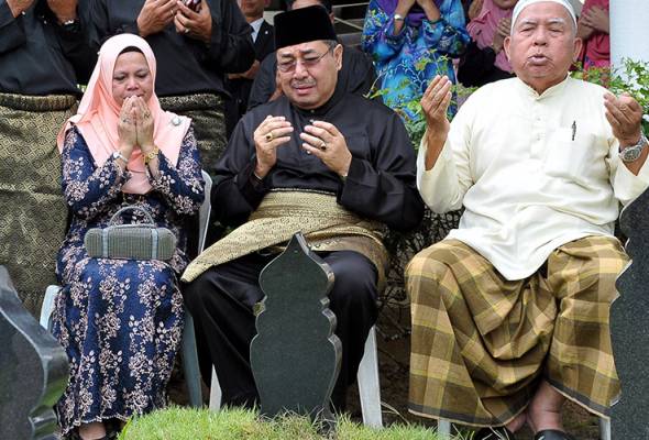 Ahmad Bashah menangis di pusara ibu Ahmad Bashah menangis di pusara ibu