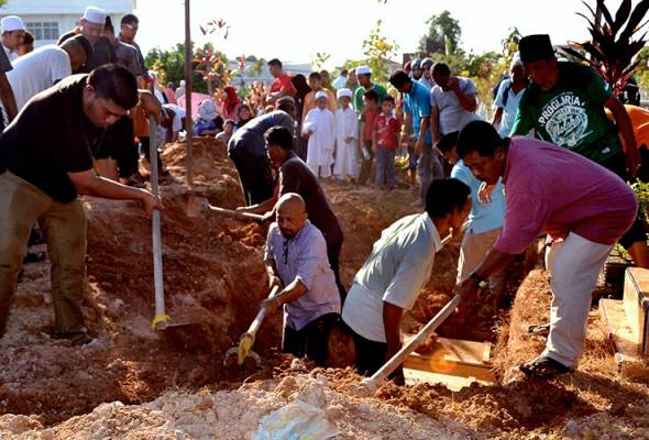 Jenazah empat sekeluarga maut dalam kemalangan, disemadi satu liang lahad Jenazah empat sekeluarga maut dalam kemalangan, disemadi satu liang lahad
