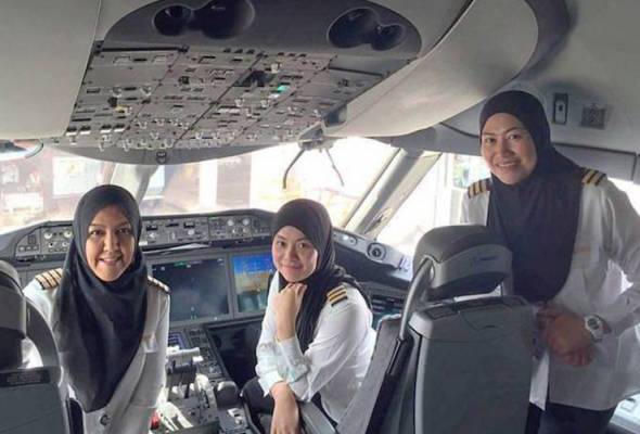 Wanita kendali pesawat ke Jeddah: 'Bagus tapi ironik' - Netizen Wanita kendali pesawat ke Jeddah: 'Bagus tapi ironik' - Netizen