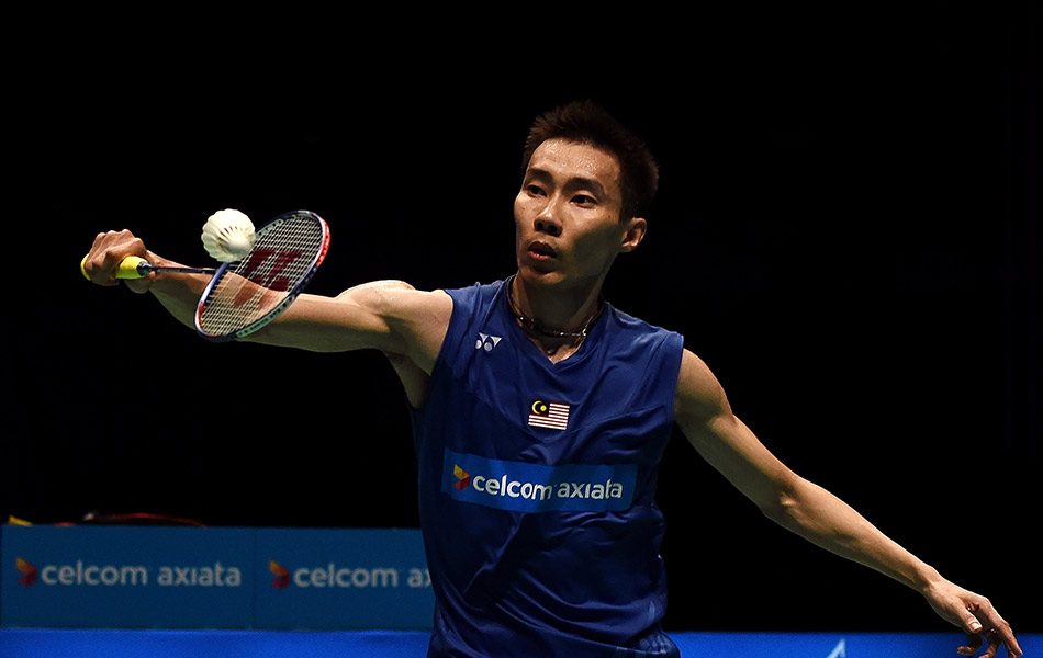 Pemain perseorangan Malaysia, Datuk Lee Chong Wei menangkis pukulan pemain China, Chen Long ketika pertemuan dalam perlawanan akhir Kejohanan Badminton Terbuka Malaysia Celcom Axiata 2016 di Stadium Malawati, Shah Alam pada 10 April 2016. - AFP PHOTO / MANAN VATSYAYANA Pemain perseorangan Malaysia, Datuk Lee Chong Wei menangkis pukulan pemain China, Chen Long ketika pertemuan dalam perlawanan akhir Kejohanan Badminton Terbuka Malaysia Celcom Axiata 2016 di Stadium Malawati, Shah Alam pada 10 April 2016. - AFP PHOTO / MANAN VATSYAYANA
