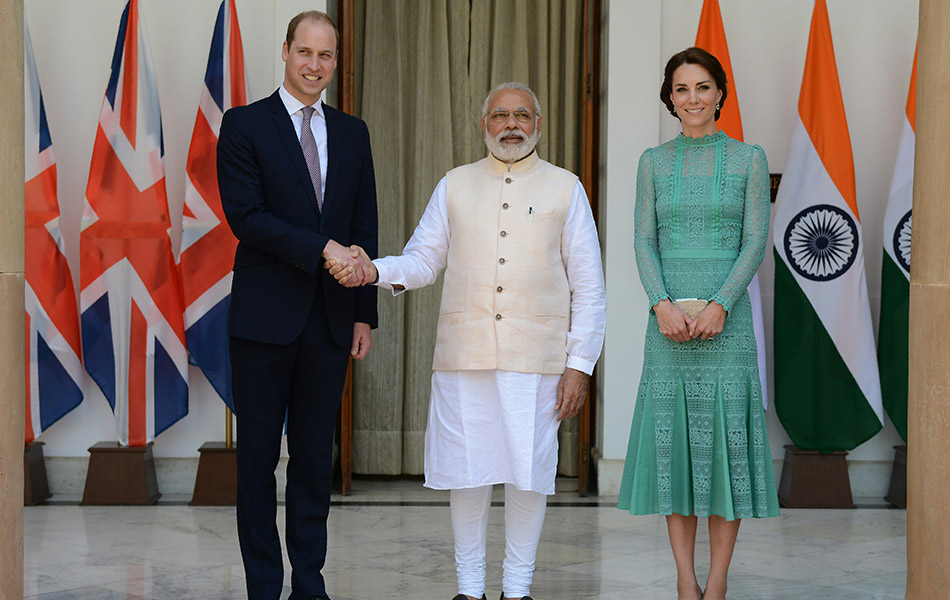 Kerabat Diraja Britain, Putera William(kiri)berjabat tangan dengan Perdana Menteri India Narendra Modi(tengah)sambil diperhatikan Catherine, Duchess of Cambridge(kanan). Mereka menghadiri majlis makan tengaharidi Hyderabad House New Delhi pada 12 April, 2016. - AFP PHOTO / MONEY SHARMA Kerabat Diraja Britain, Putera William(kiri)berjabat tangan dengan Perdana Menteri India Narendra Modi(tengah)sambil diperhatikan Catherine, Duchess of Cambridge(kanan). Mereka menghadiri majlis makan tengaharidi Hyderabad House New Delhi pada 12 April, 2016. - AFP PHOTO / MONEY SHARMA