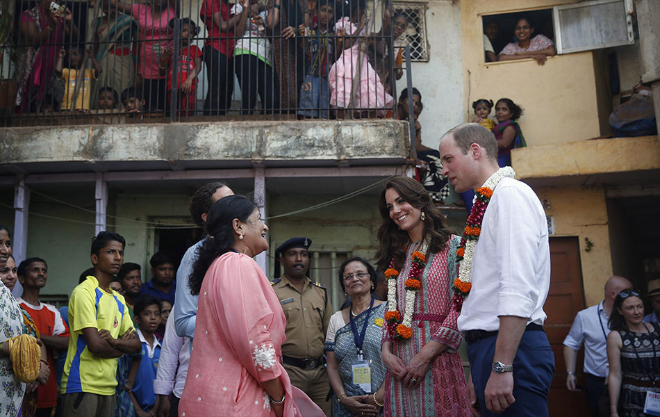 Putera William (kanan) dan isteri, Catherine, membuat kunjungan ke kawasan setinggan di Mumbai pada 10 April, 2016. - AFP PHOTO / POOL / SHAILESH ANDRADE Putera William (kanan) dan isteri, Catherine, membuat kunjungan ke kawasan setinggan di Mumbai pada 10 April, 2016. - AFP PHOTO / POOL / SHAILESH ANDRADE