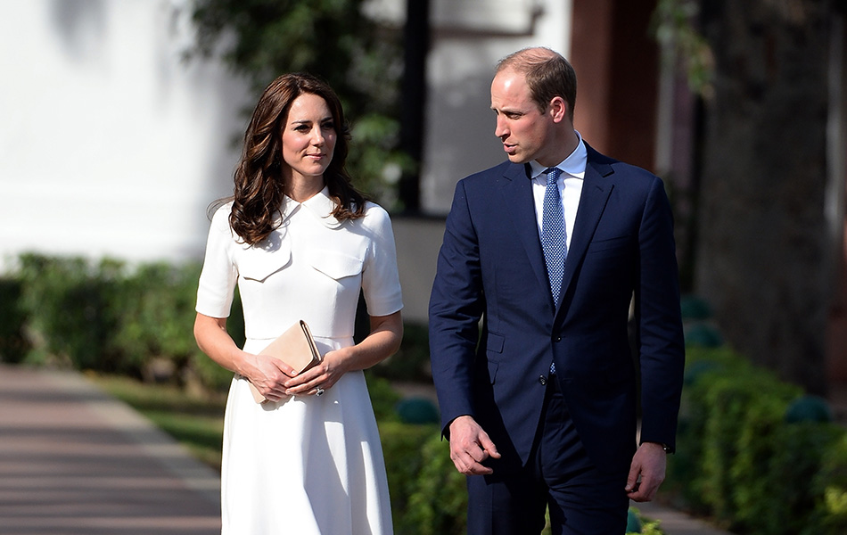 Putera William (kiri) dan isterinya Catherine sedang berjalan beriringan sewaktu membuat lawatan hormat ke Gandhi Smiriti,muzium yang didedikasikan kepada pejuang kemerdekaan negara India, Mahatma Gandhi di New Delhi pada 11 April, 2016. - AFP PHOTO / POOL / PRAKASH SINGH Putera William (kiri) dan isterinya Catherine sedang berjalan beriringan sewaktu membuat lawatan hormat ke Gandhi Smiriti,muzium yang didedikasikan kepada pejuang kemerdekaan negara India, Mahatma Gandhi di New Delhi pada 11 April, 2016. - AFP PHOTO / POOL / PRAKASH SINGH