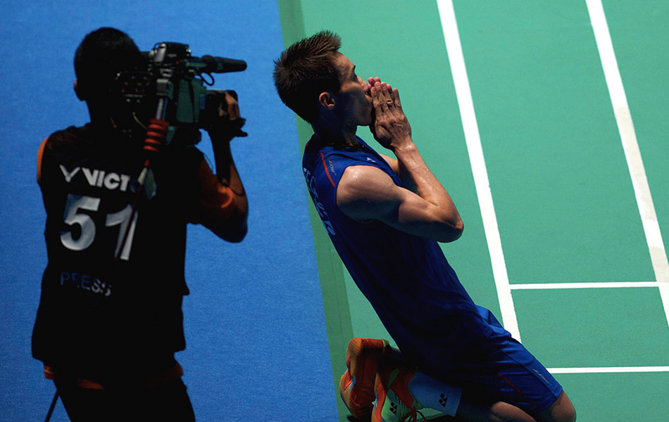 BANGGA ... Jaguh badminton negara Datuk Lee Chong Wei girang apabila menewaskan pemain nombor satu dunia, Chen Long dari China pada perlawanan akhir Kejohanan Badminton Terbuka Malaysia Celcom Axiata 2016 di Stadium Malawati Shah Alam pada 10 April 2016. Chong Wei menang 21 - 13, 21 - 8. - fotoBERNAMA (2016) BANGGA ... Jaguh badminton negara Datuk Lee Chong Wei girang apabila menewaskan pemain nombor satu dunia, Chen Long dari China pada perlawanan akhir Kejohanan Badminton Terbuka Malaysia Celcom Axiata 2016 di Stadium Malawati Shah Alam pada 10 April 2016. Chong Wei menang 21 - 13, 21 - 8. - fotoBERNAMA (2016)