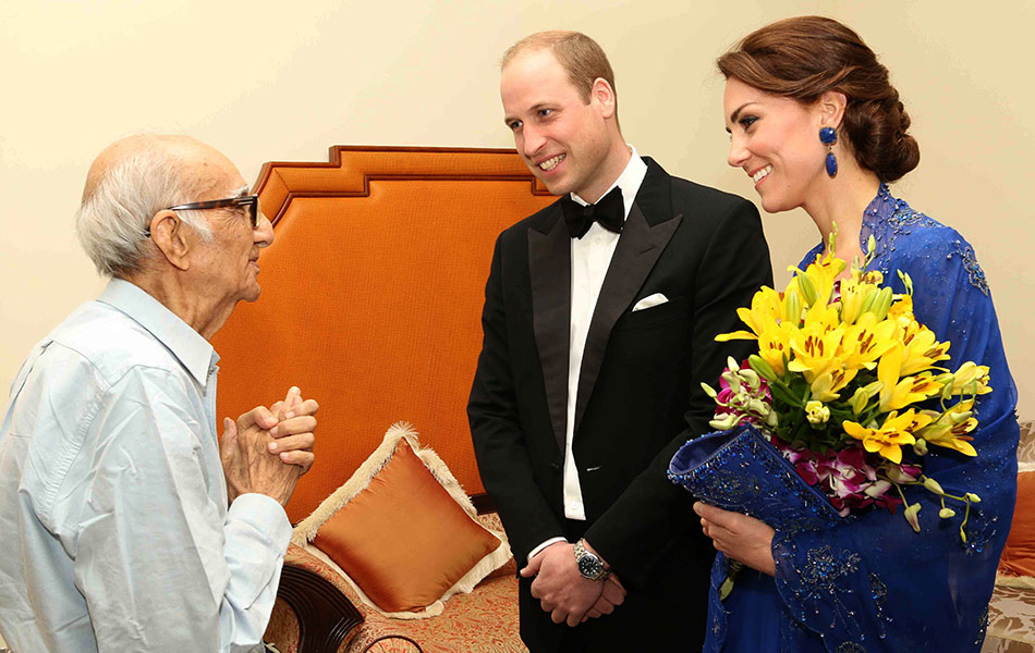 Gambar yang diambil pada 10 April, 2016, memaparkan Putera William dan isteri, Catherine berbicara dengan Boman Kohinoor(kiri) sewaktu pertemuan di Mumbai. Boman, 93, dikatakan salah seorang peminat paling fanatik anggota keluarga Diraja Britain. - AFP PHOTO / BRITISH DEPUTY HIGH COMMISSION Gambar yang diambil pada 10 April, 2016, memaparkan Putera William dan isteri, Catherine berbicara dengan Boman Kohinoor(kiri) sewaktu pertemuan di Mumbai. Boman, 93, dikatakan salah seorang peminat paling fanatik anggota keluarga Diraja Britain. - AFP PHOTO / BRITISH DEPUTY HIGH COMMISSION