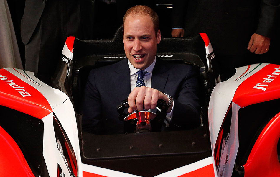 Putera William, memandu kenderaan simulator Formula E ketika menghadiri acara Young Entrepreneurs Event di Mumbai pada 11 April, 2016. Putera William, memandu kenderaan simulator Formula E ketika menghadiri acara Young Entrepreneurs Event di Mumbai pada 11 April, 2016.