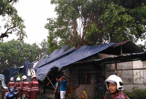 Lima rumah rosak teruk dipukul ribut di Gombak | Astro Awani