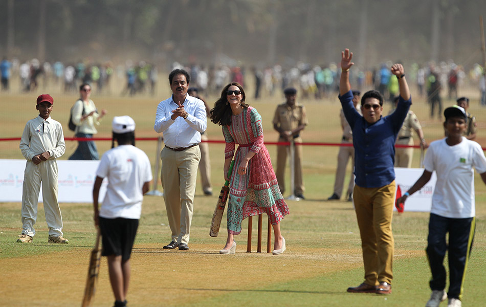 Bekas pemain kriket India, Dilip Vengsarkar(kiri)dan Sachin Tendulkar(dua dari kanan)sedang memerhatikan Catherine membuat pukulan dalam permainan bersama kanak-kanak dari The Oval Maidan di Mumbai pada 10 April, 2016. - AFP PHOTO / POOL / Rafiq Maqbool Bekas pemain kriket India, Dilip Vengsarkar(kiri)dan Sachin Tendulkar(dua dari kanan)sedang memerhatikan Catherine membuat pukulan dalam permainan bersama kanak-kanak dari The Oval Maidan di Mumbai pada 10 April, 2016. - AFP PHOTO / POOL / Rafiq Maqbool
