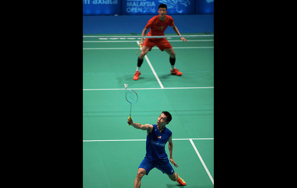 Pemain negara Datuk Lee Chong Wei (biru) beraksi menentang pemain nombor satu dunia, Chen Long dari China pada pusingan akhir Kejohanan Badminton Terbuka Malaysia Celcom Axiata 2016 di Stadium Malawati Shah Alam pada 10 April 2016. Chong Wei menang 21 - 13, 21 - 8. - fotoBERNAMA (2016) Pemain negara Datuk Lee Chong Wei (biru) beraksi menentang pemain nombor satu dunia, Chen Long dari China pada pusingan akhir Kejohanan Badminton Terbuka Malaysia Celcom Axiata 2016 di Stadium Malawati Shah Alam pada 10 April 2016. Chong Wei menang 21 - 13, 21 - 8. - fotoBERNAMA (2016)