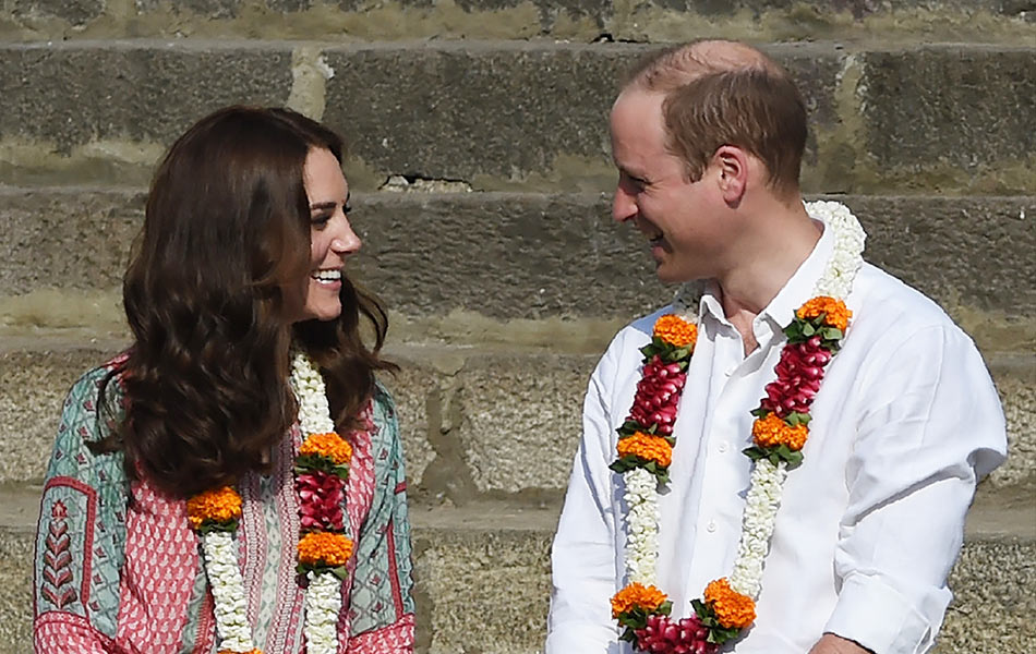 Kerabat Diraja Britain, Putera William (kanan) dan isteri, Catherine sedang merenung sesama sendiri sewaktu lawatan bersejarah ke Banganga pada 10 April, 2016. - AFP PHOTO / PUNIT PARANJPE Kerabat Diraja Britain, Putera William (kanan) dan isteri, Catherine sedang merenung sesama sendiri sewaktu lawatan bersejarah ke Banganga pada 10 April, 2016. - AFP PHOTO / PUNIT PARANJPE