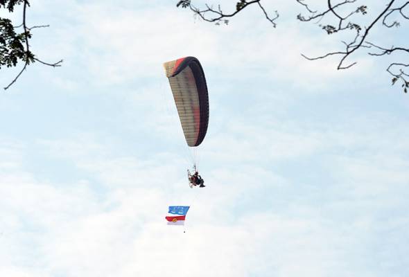 PRK Kuala Kangsar: Paraglider tiada kebenaran DCA - Polis PRK Kuala Kangsar: Paraglider tiada kebenaran DCA - Polis