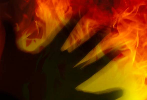 Tidak dapat telefon bimbit di hari lahir, remaja nekad bunuh dan bakar diri Tidak dapat telefon bimbit di hari lahir, remaja nekad bunuh dan bakar diri