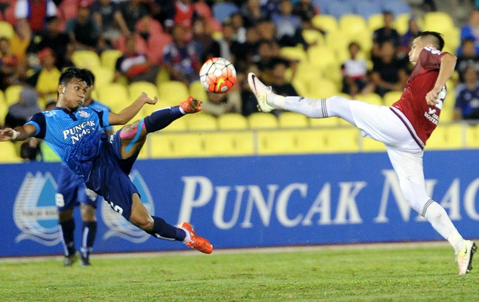 Penyerang Polis Diraja Malaysia (PDRM), Mohd Sauki Abd Wahab dan pemain Johor Darul Takzim, Mohd Nazrin Nawi berebut bola pada perlawanan Piala Malaysia di Stadium Hang Jebat pada 19 Julai 2016. - Foto BERNAMA Penyerang Polis Diraja Malaysia (PDRM), Mohd Sauki Abd Wahab dan pemain Johor Darul Takzim, Mohd Nazrin Nawi berebut bola pada perlawanan Piala Malaysia di Stadium Hang Jebat pada 19 Julai 2016. - Foto BERNAMA