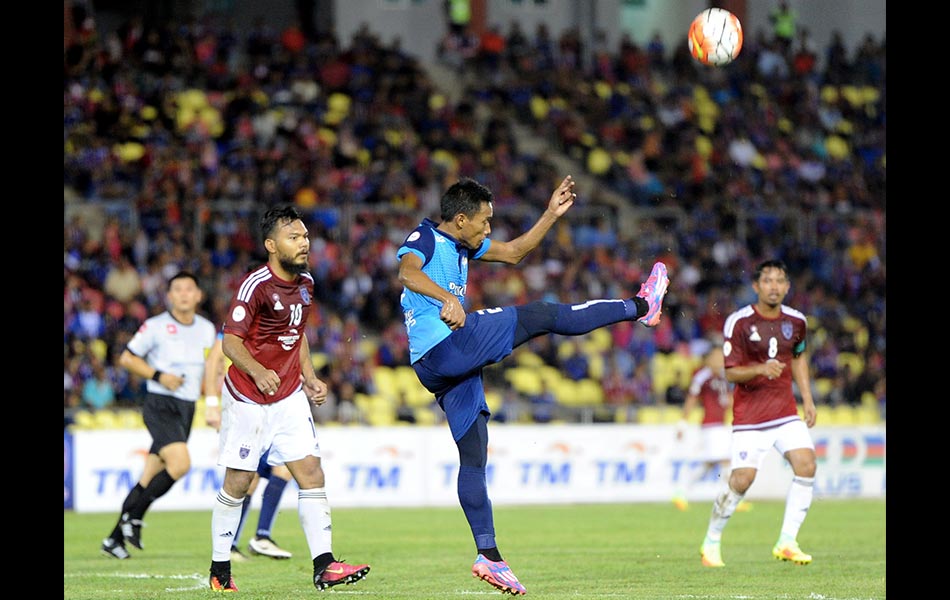 Pemain Polis Diraja Malaysia (PDRM), Eskandar Ismail menendang bola keluar semasa perlawanan menentang Johor Darul Takzim di Stadium Hang Jebat pada 19 Julai 2016. - Foto BERNAMA Pemain Polis Diraja Malaysia (PDRM), Eskandar Ismail menendang bola keluar semasa perlawanan menentang Johor Darul Takzim di Stadium Hang Jebat pada 19 Julai 2016. - Foto BERNAMA