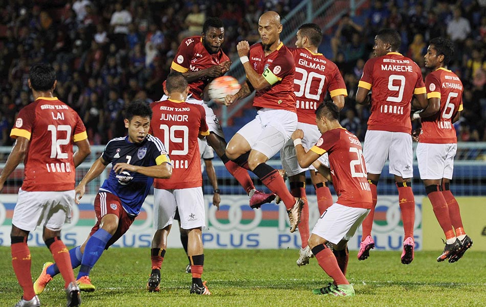 Pemain JDT II, Sean Gan Giannelli dan Shafiq Shahrudin dicabar pemain Sarawak, Makeche Ndumba dan Rames a/l Lai Ban Huat di Pasir Gudang pada 19 Julai 2016. - Foto BERNAMA Pemain JDT II, Sean Gan Giannelli dan Shafiq Shahrudin dicabar pemain Sarawak, Makeche Ndumba dan Rames a/l Lai Ban Huat di Pasir Gudang pada 19 Julai 2016. - Foto BERNAMA