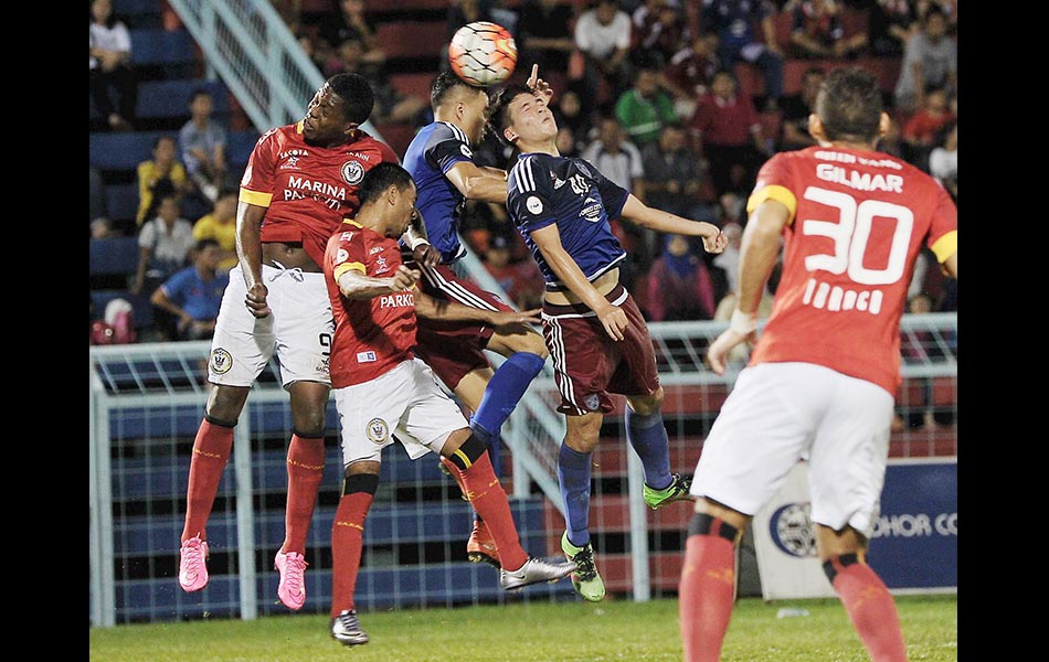 Pemain JDT II, Sean Gan Giannelli dan Shafiq Shahrudin sama-sama menanduk bola sambil dicabar pemain Sarawak, Makeche Ndumba dan Rames a/l Lai Ban Huat pada 19 Julai 2016. - Foto BERNAMA Pemain JDT II, Sean Gan Giannelli dan Shafiq Shahrudin sama-sama menanduk bola sambil dicabar pemain Sarawak, Makeche Ndumba dan Rames a/l Lai Ban Huat pada 19 Julai 2016. - Foto BERNAMA
