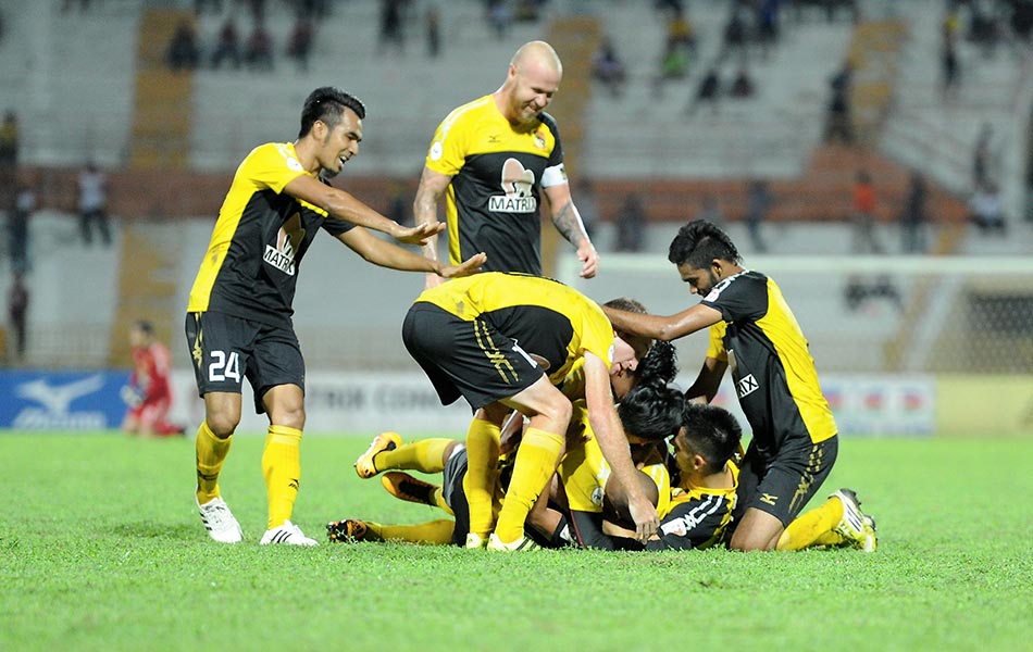 Pemain Negeri Sembilan meraikan kejayaan mereka selepas menjaring gol yang ketiga semasa perlawanan menentang Melaka di Stadium Tuanku Abdul Rahman di Paroi pada 19 Julai 2016. - Foto BERNAMA Pemain Negeri Sembilan meraikan kejayaan mereka selepas menjaring gol yang ketiga semasa perlawanan menentang Melaka di Stadium Tuanku Abdul Rahman di Paroi pada 19 Julai 2016. - Foto BERNAMA