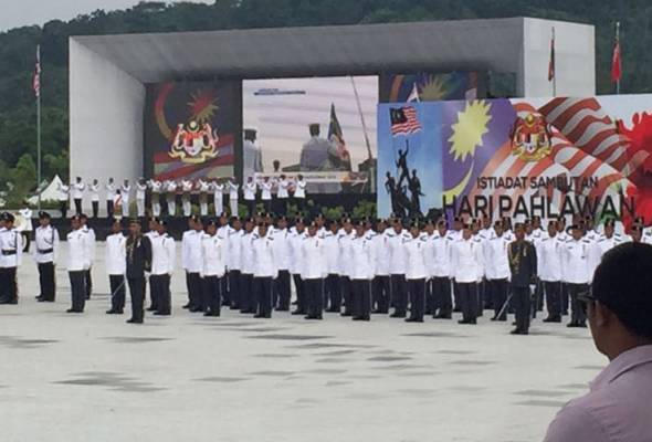 Agong berangkat ke istiadat sambutan Hari Pahlawan Agong berangkat ke istiadat sambutan Hari Pahlawan