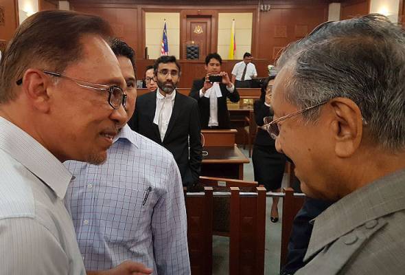 Tun Mahathir-Anwar keluarkan kenyataan bersama tolak Akta MKN Tun Mahathir-Anwar keluarkan kenyataan bersama tolak Akta MKN