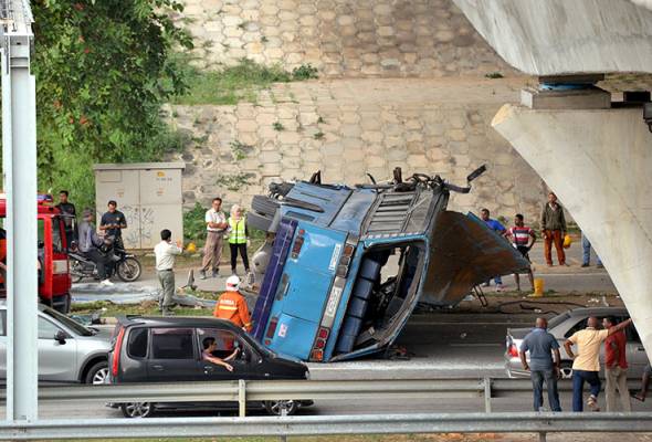 34 cedera, 1 parah bas bawa pekerja asing terbabas 34 cedera, 1 parah bas bawa pekerja asing terbabas