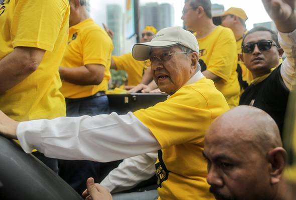 Bersih 5: Gerakan Merah gesa Dr Mahathir disiasat kerana menghasut Bersih 5: Gerakan Merah gesa Dr Mahathir disiasat kerana menghasut